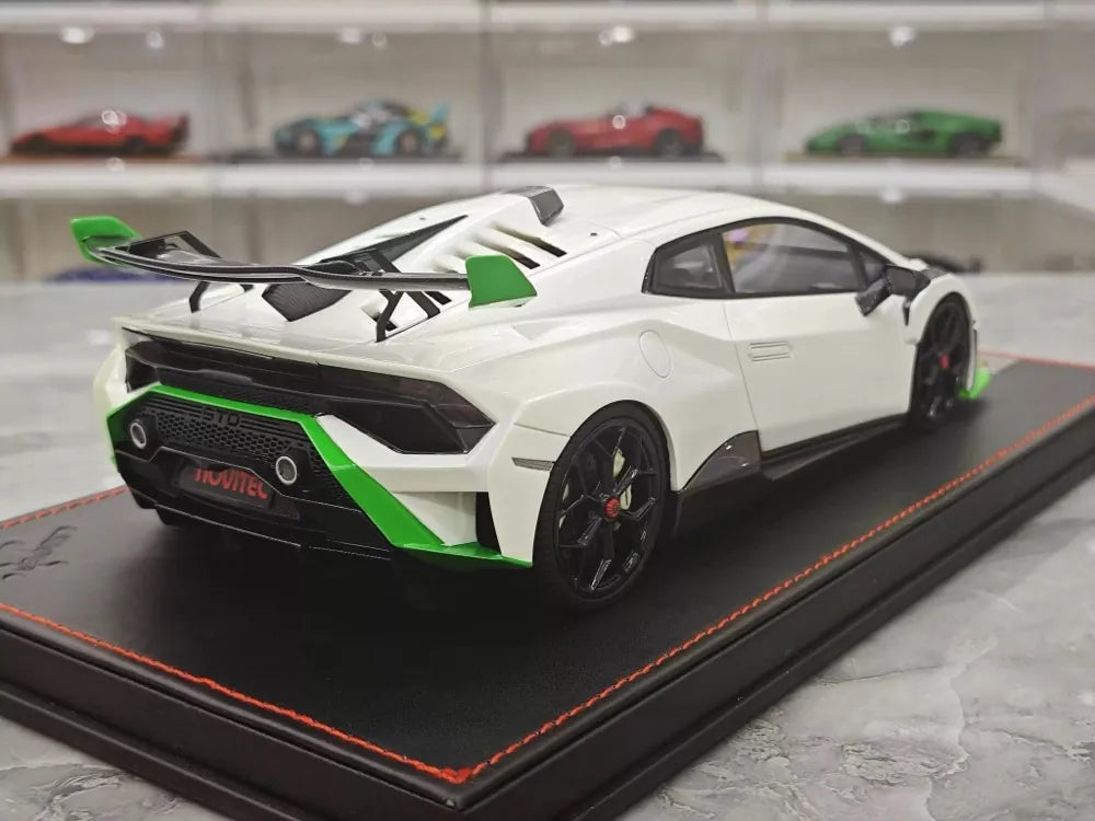 [Runner] 1:18 Lamborghini 2021 Huracan STO Novitec bianco modellino di auto resina