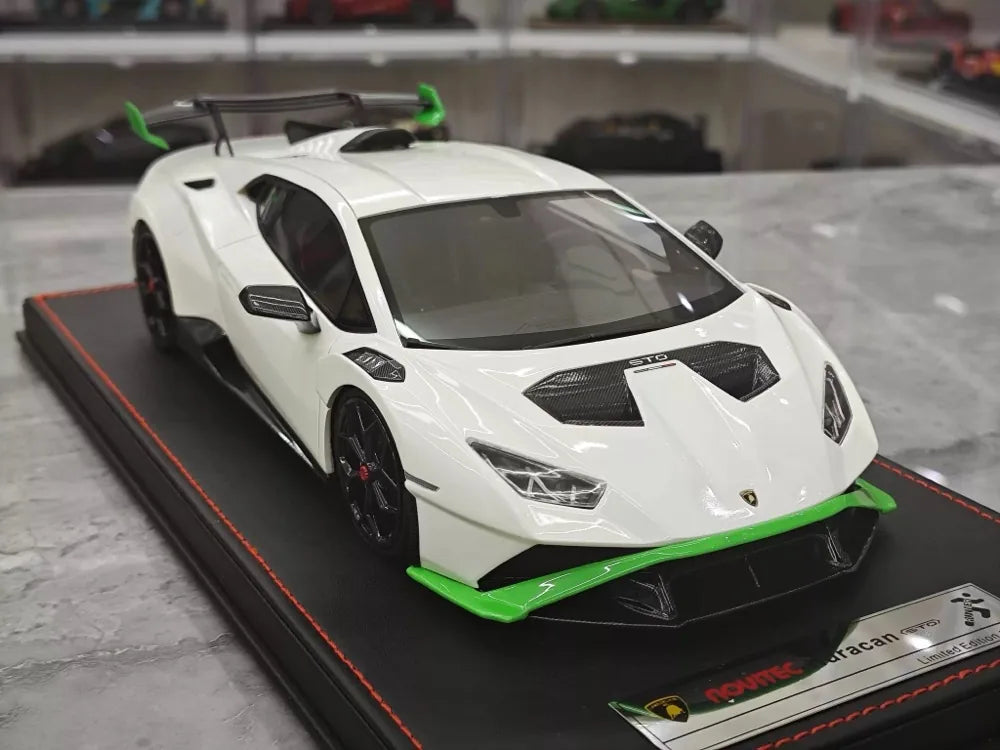 [Runner] 1:18 Lamborghini 2021 Huracan STO Novitec bianco modellino di auto resina
