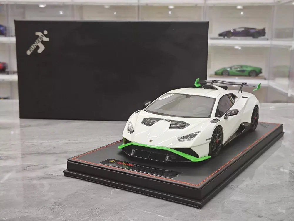 [Runner] 1:18 Lamborghini 2021 Huracan STO Novitec bianco modellino di auto resina