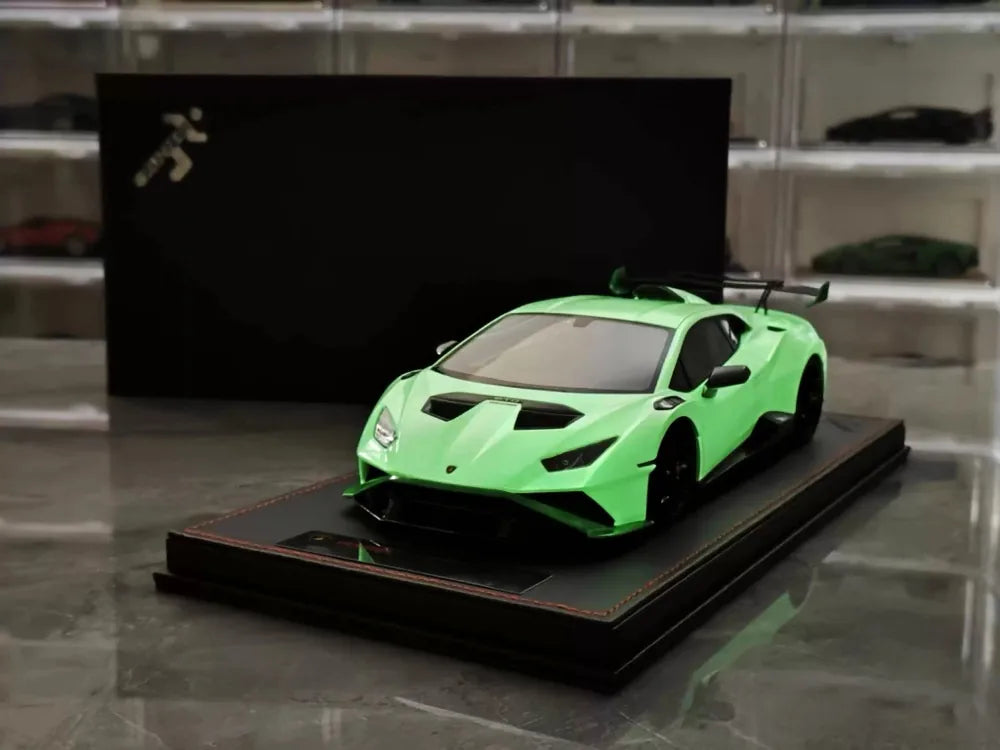 [Runner] 1:18 Lamborghini 2021 Huracan STO Novitec bianco modellino di auto resina
