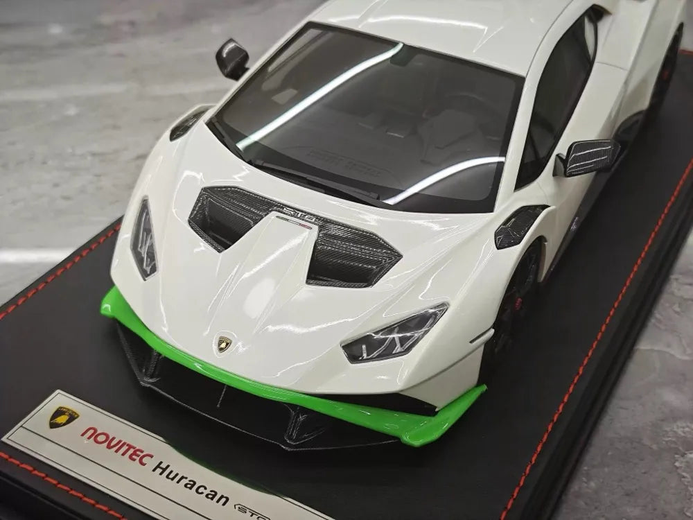 [Runner] 1:18 Lamborghini 2021 Huracan STO Novitec bianco modellino di auto resina