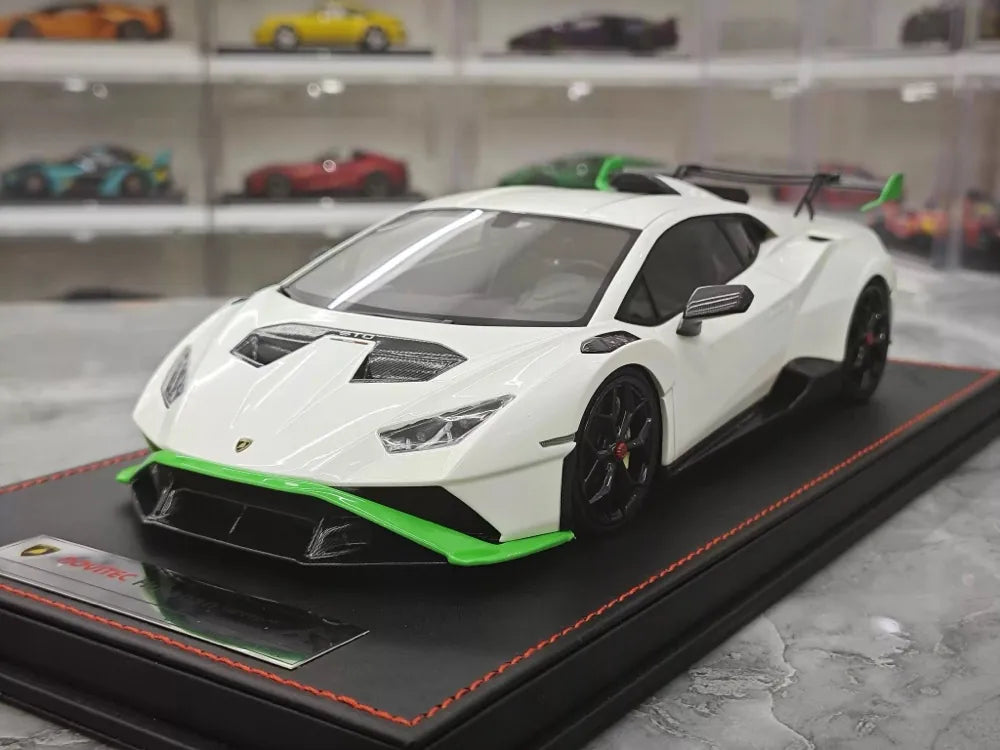 [Runner] 1:18 Lamborghini 2021 Huracan STO Novitec bianco modellino di auto resina