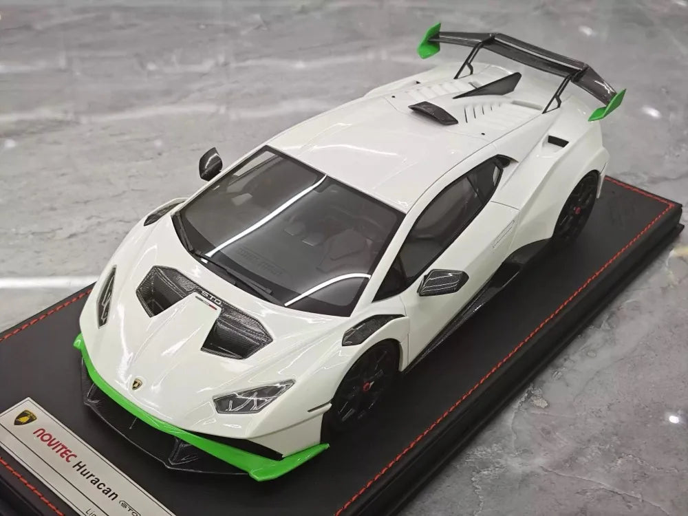 [Runner] 1:18 Lamborghini 2021 Huracan STO Novitec bianco modellino di auto resina