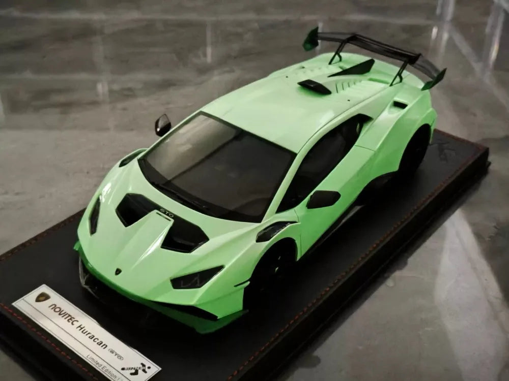 [Runner] 1:18 Lamborghini 2021 Huracan STO Novitec bianco modellino di auto resina