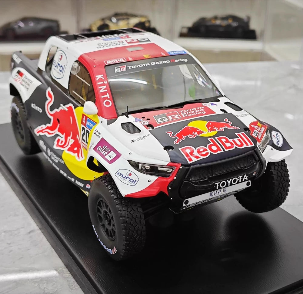 [Spark] 1:18 Toyota 2023 Hilux Dakar Rally Winner #200 Model Car Resin