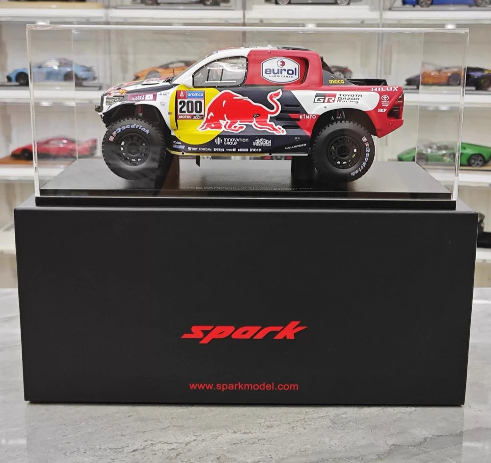 [Spark] 1:18 Toyota 2023 Hilux Dakar Rally Winner #200 Model Car Resin