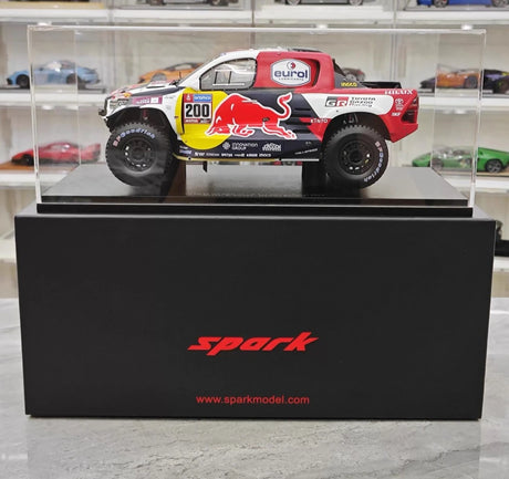 [Spark] 1:18 Toyota 2023 Hilux Dakar Rally Winner #200 Model Car Resin