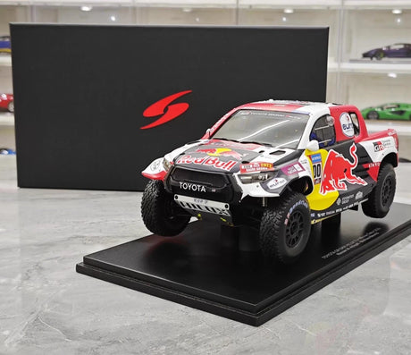 [Spark] 1:18 Toyota 2023 Hilux Dakar Rally Winner #200 Model Car Resin
