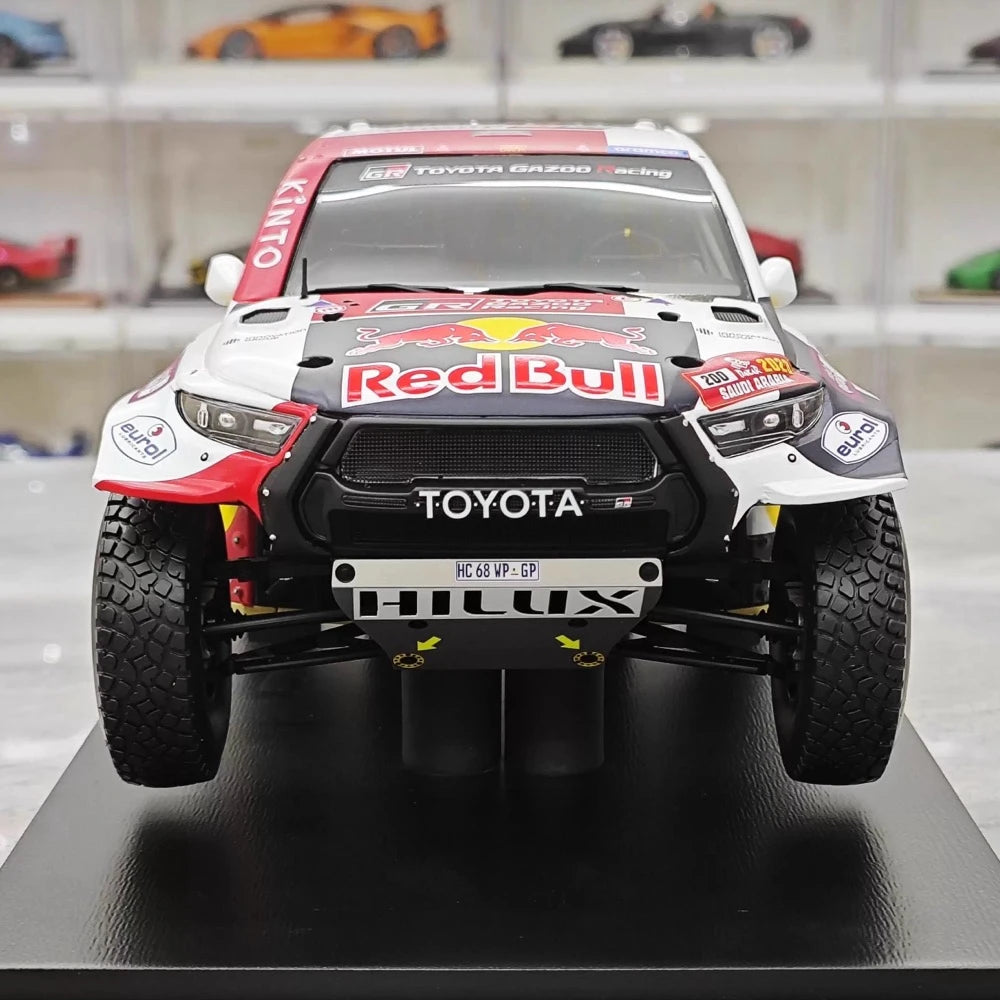 [Spark] 1:18 Toyota 2023 Hilux Dakar Rally Winner #200 Model Car Resin