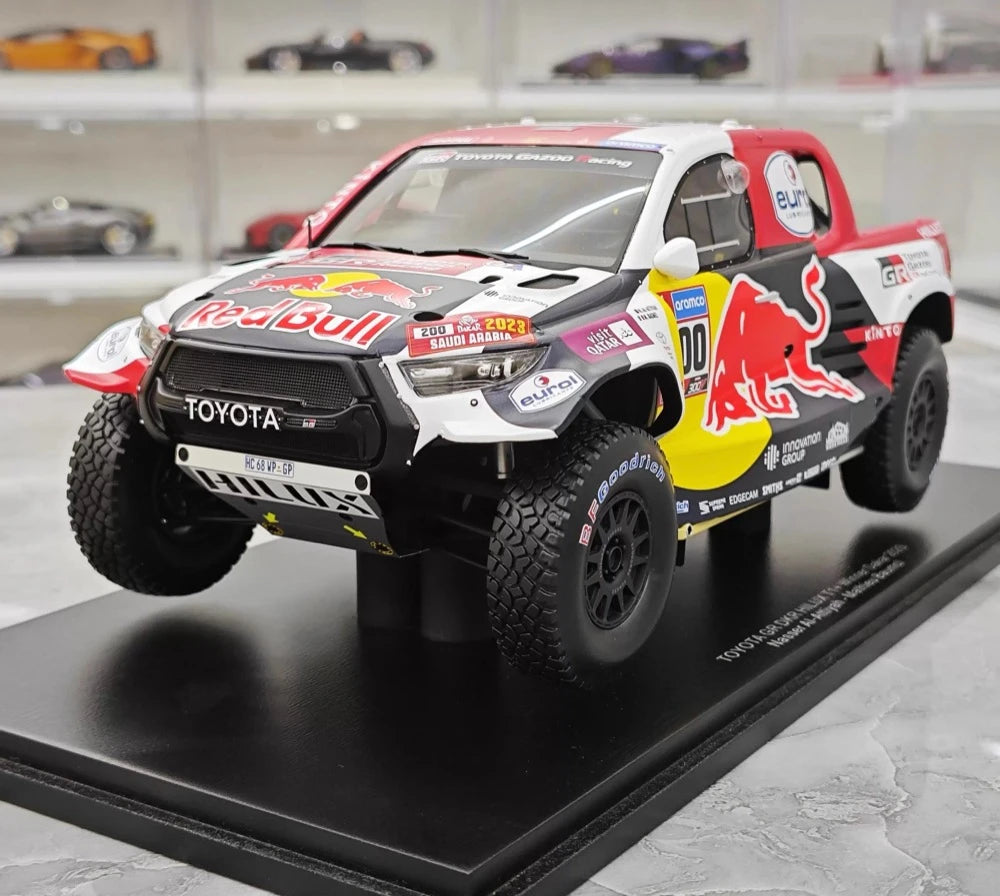 [Spark] 1:18 Toyota 2023 Hilux Dakar Rally Winner #200 Model Car Resin