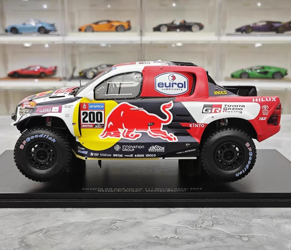 [Spark] 1:18 Toyota 2023 Hilux Dakar Rally Winner #200 Model Car Resin