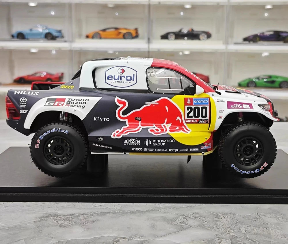 [Spark] 1:18 Toyota 2023 Hilux Dakar Rally Winner #200 Model Car Resin