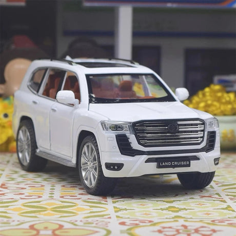 Toyota 2021 Land Cruiser LC300 White 1:24 – model wyświetlacza odlewany z metalu