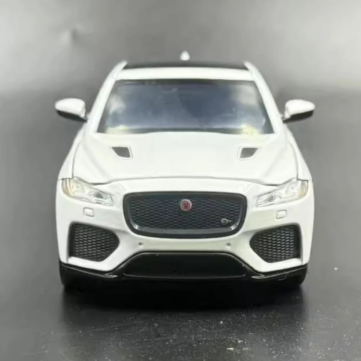 [TOY] 1:32 Jaguar 2017 F-PACE vit modellbil Die-Cast