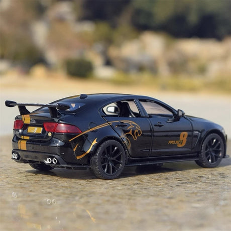 [TOY] 1:32 Jaguar 2017 XE SV Project 8 svart modellbil Die-Cast