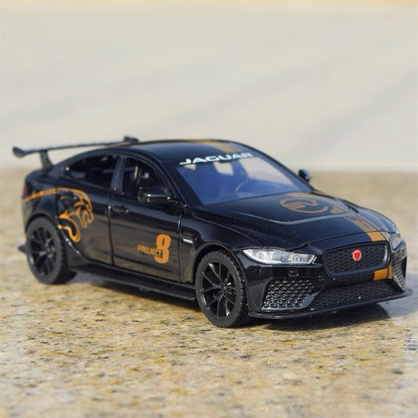 [TOY] 1:32 Jaguar 2017 XE SV Project 8 svart modellbil Die-Cast