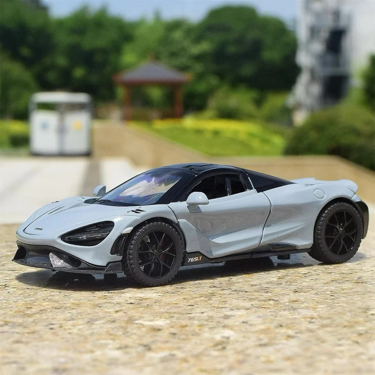 McLaren 2021 765LT Harmaa 1:32 – Valuvalettu näyttömalli