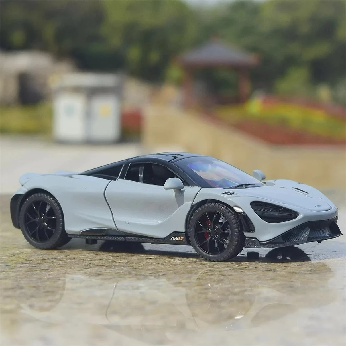 McLaren 2021 765LT Harmaa 1:32 – Valuvalettu näyttömalli