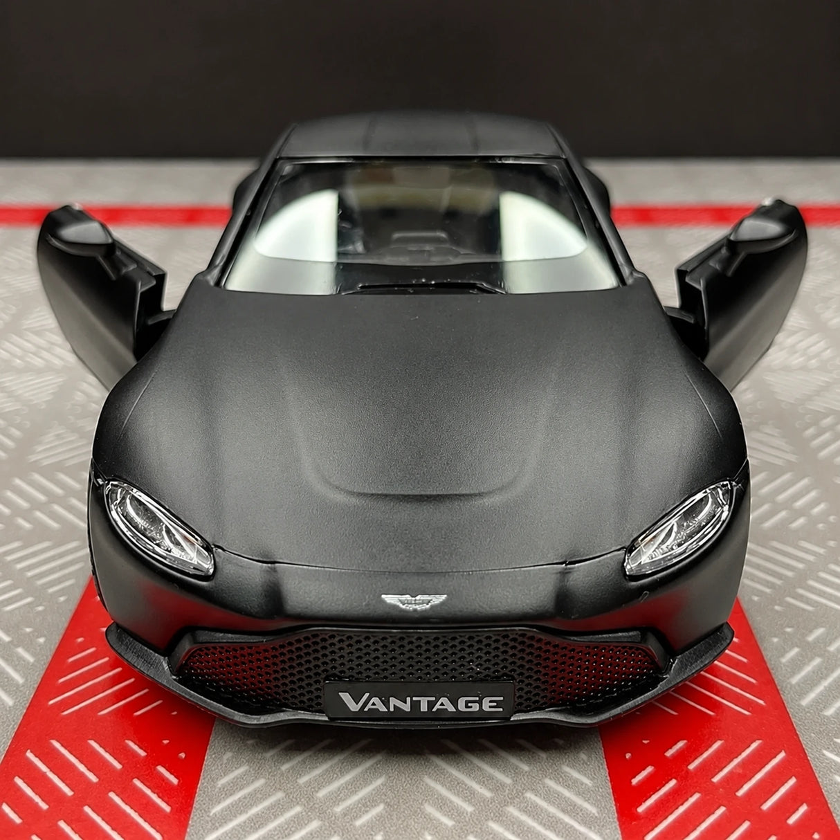 [TOY] 1:36 Aston Martin 2018 Vantage Black Model Car Die-Cast
