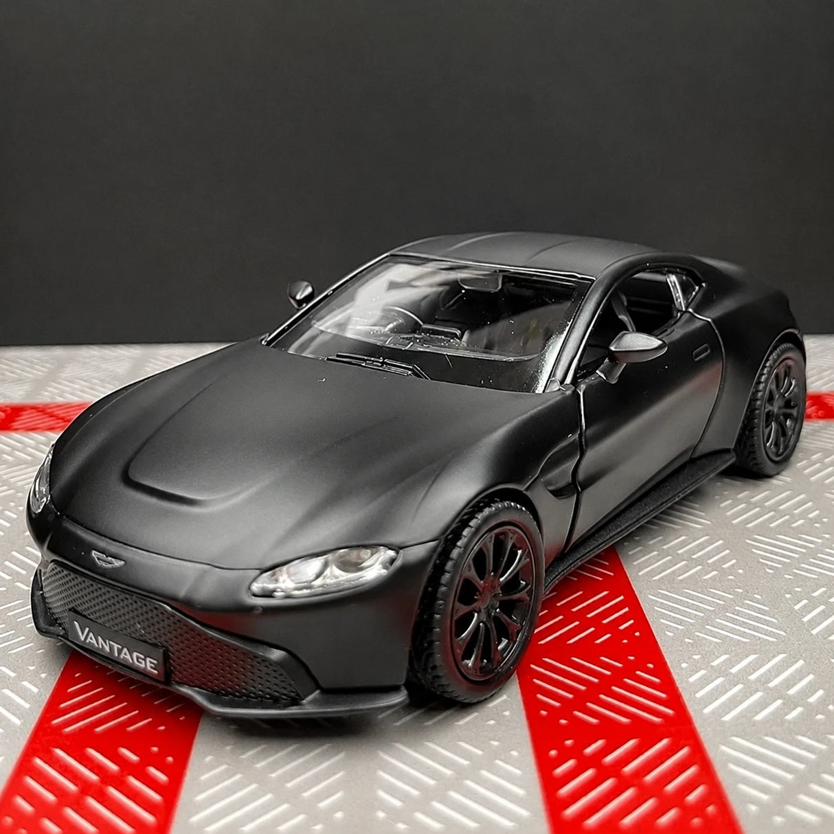 [TOY] 1:36 Aston Martin 2018 Vantage Black Model Car Die-Cast