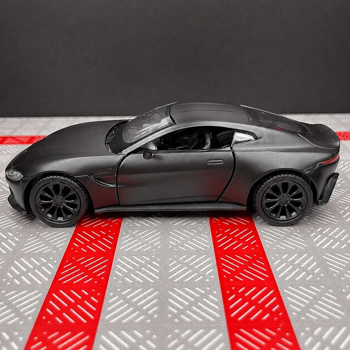 [TOY] 1:36 Aston Martin 2018 Vantage Black Model Car Die-Cast