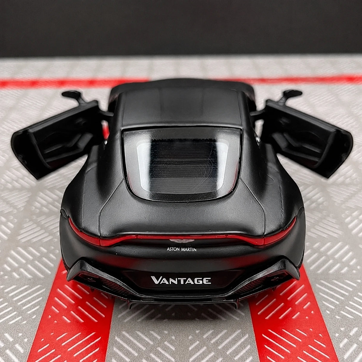 [TOY] 1:36 Aston Martin 2018 Vantage Black Model Car Die-Cast