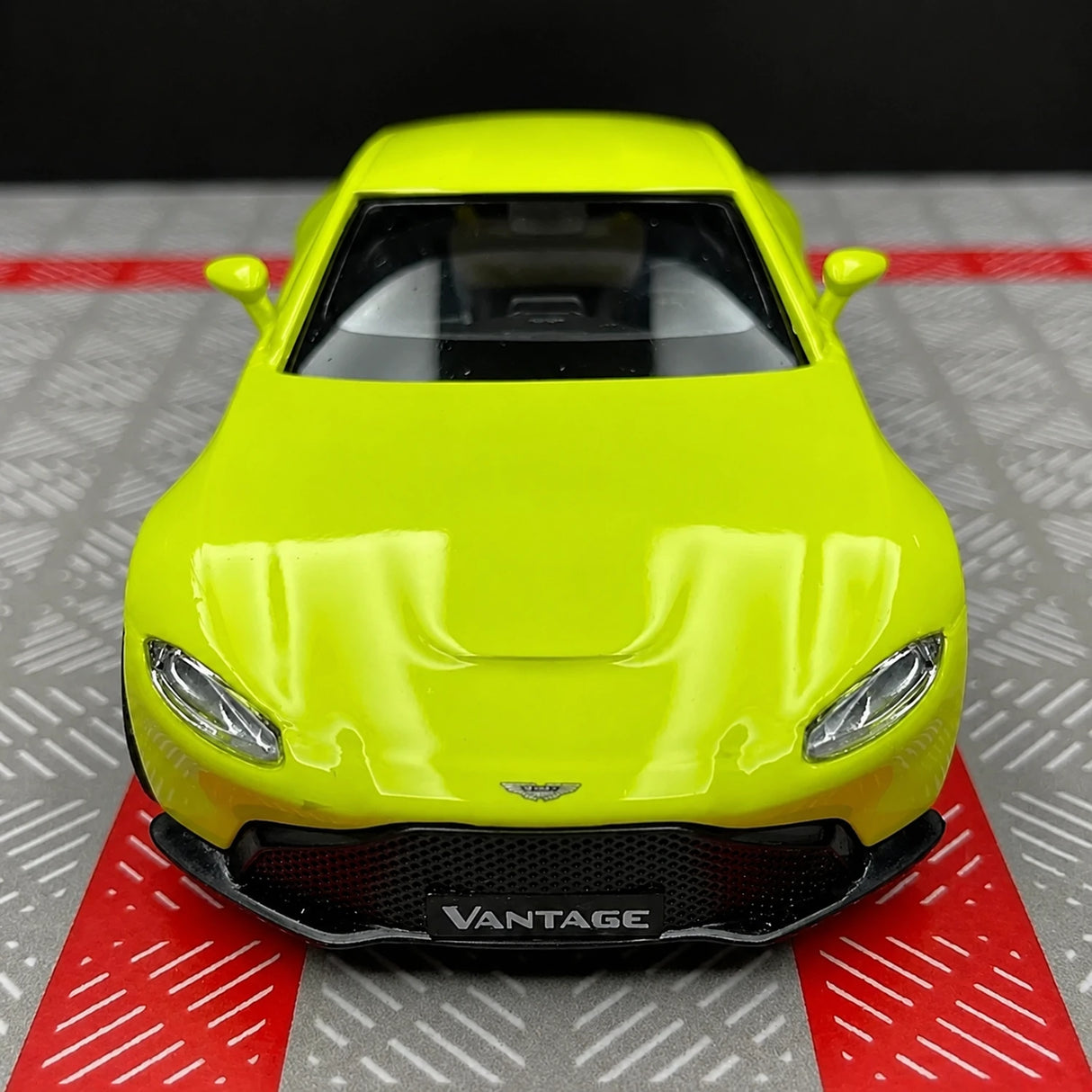 Aston Martin 2018 Vantage Green 1:36 – Modelo de Exhibición de Metal Cast