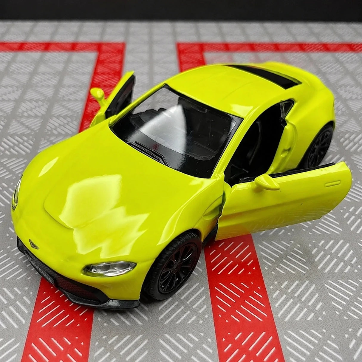 Aston Martin 2018 Vantage Green 1:36 – Modelo de Exhibición de Metal Cast