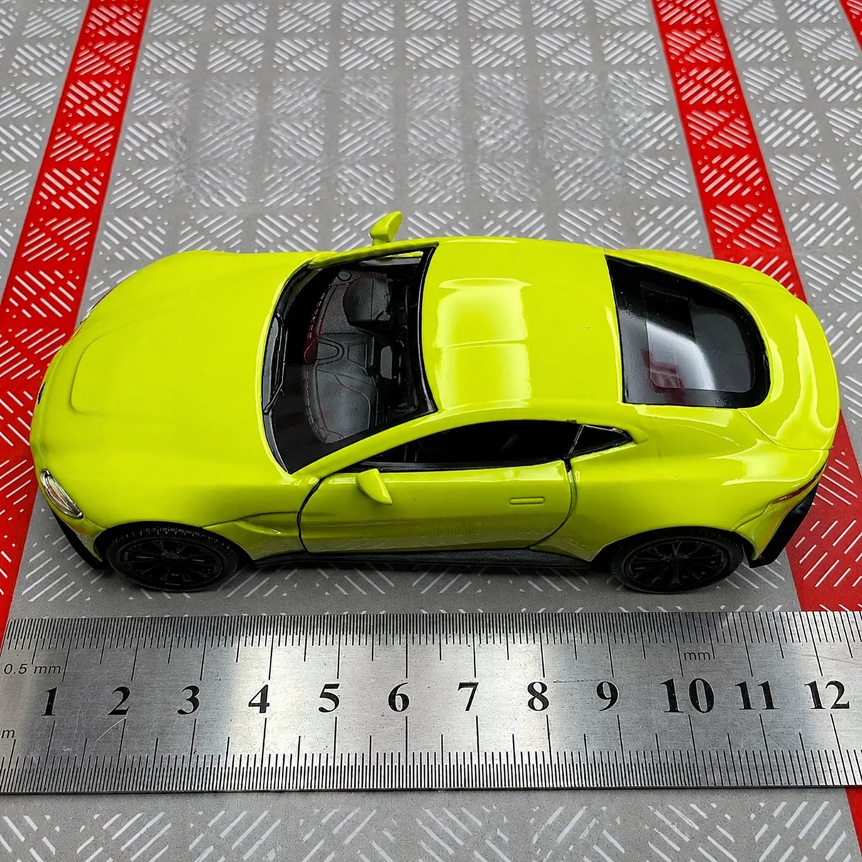 Aston Martin 2018 Vantage Green 1:36 – Modelo de Exhibición de Metal Cast