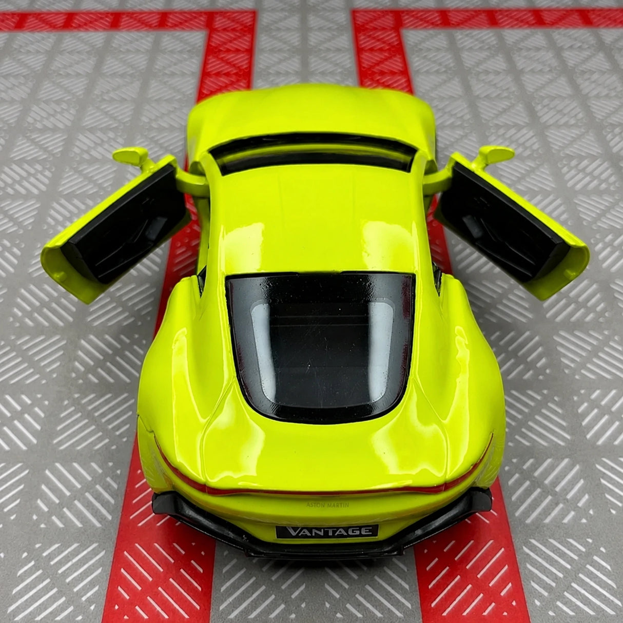 Aston Martin 2018 Vantage Green 1:36 – Modelo de Exhibición de Metal Cast