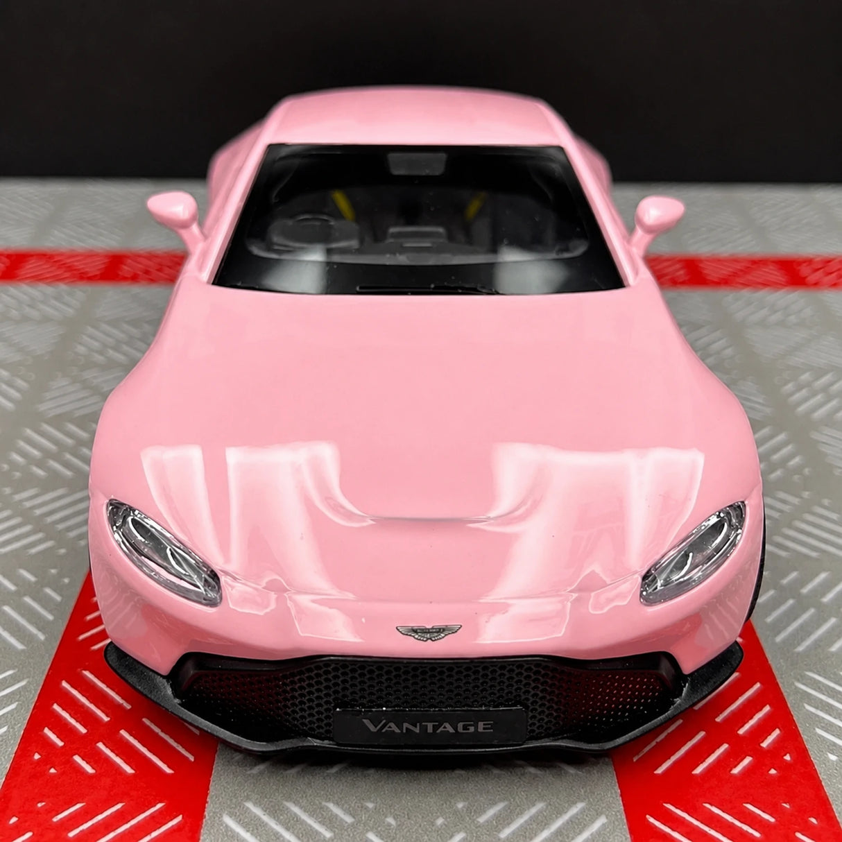 Aston Martin 2018 Vantage Pink 1:36 – Modelo de exhibición de fundición a presión