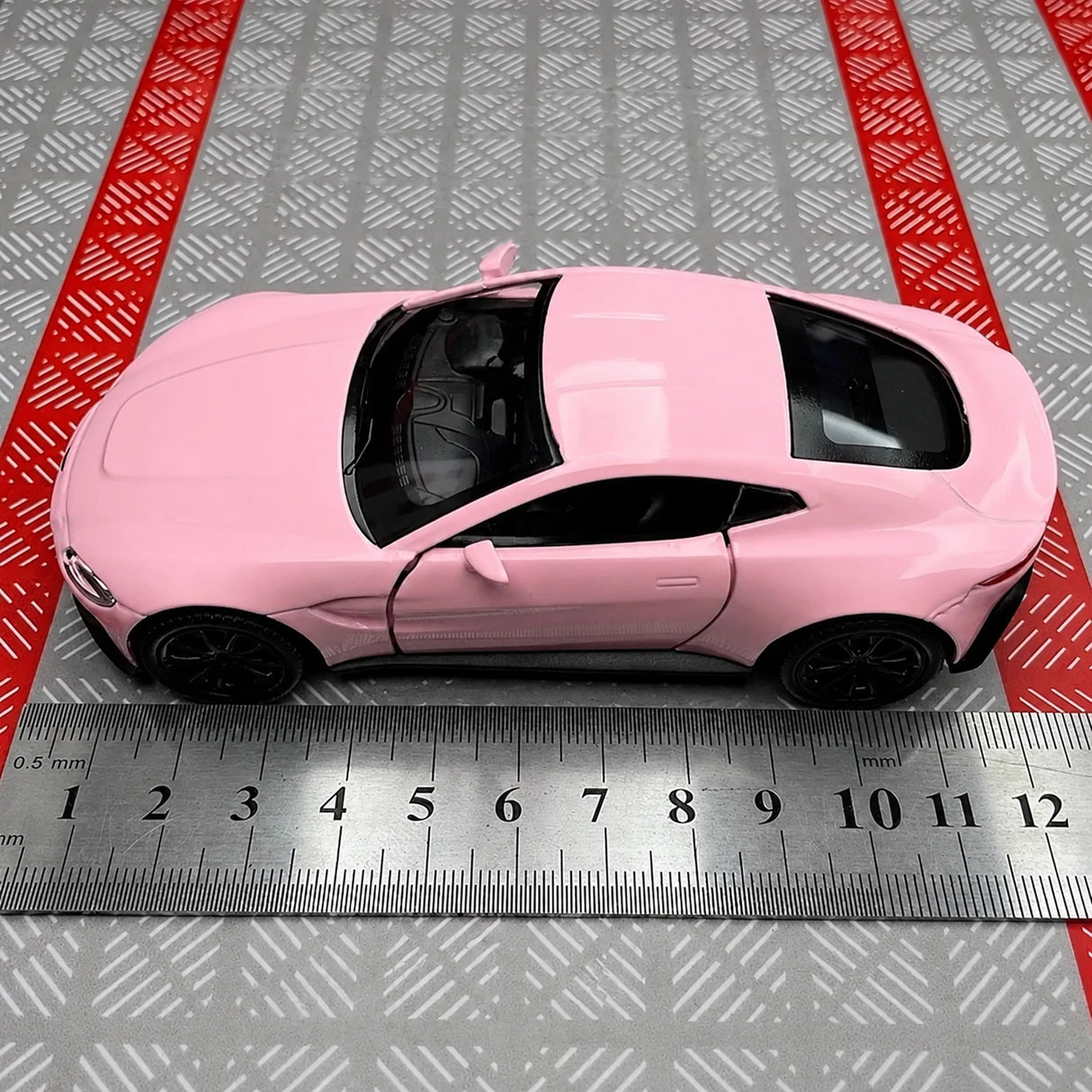 Aston Martin 2018 Vantage Pink 1:36 – Modelo de exhibición de fundición a presión