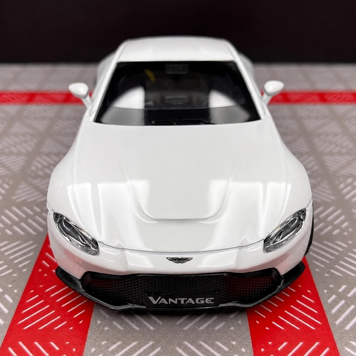 Aston Martin 2018 Vantage White 1:36 – Modelo de exhibición de fundición a presión