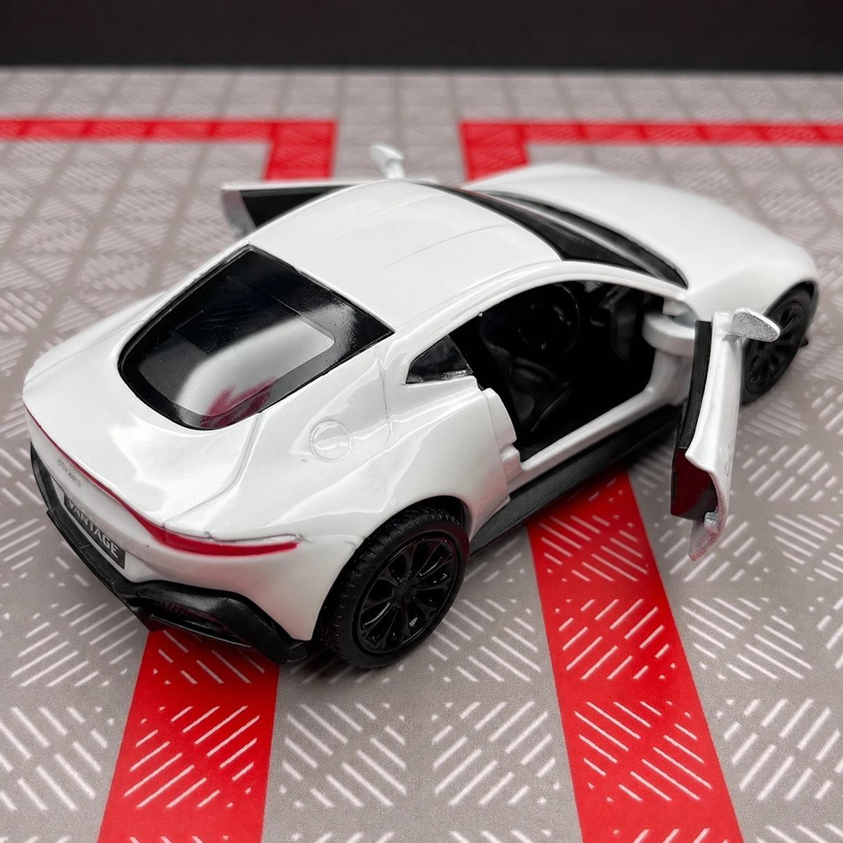Aston Martin 2018 Vantage White 1:36 – Modelo de exhibición de fundición a presión