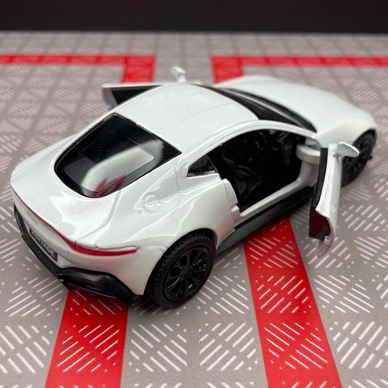 [TOY] 1:36 Aston Martin 2018 Vantage White Model Car Die-Cast