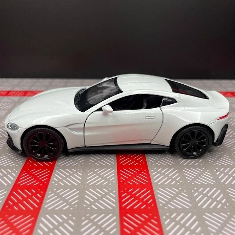 [TOY] 1:36 Aston Martin 2018 Vantage White Model Car Die-Cast