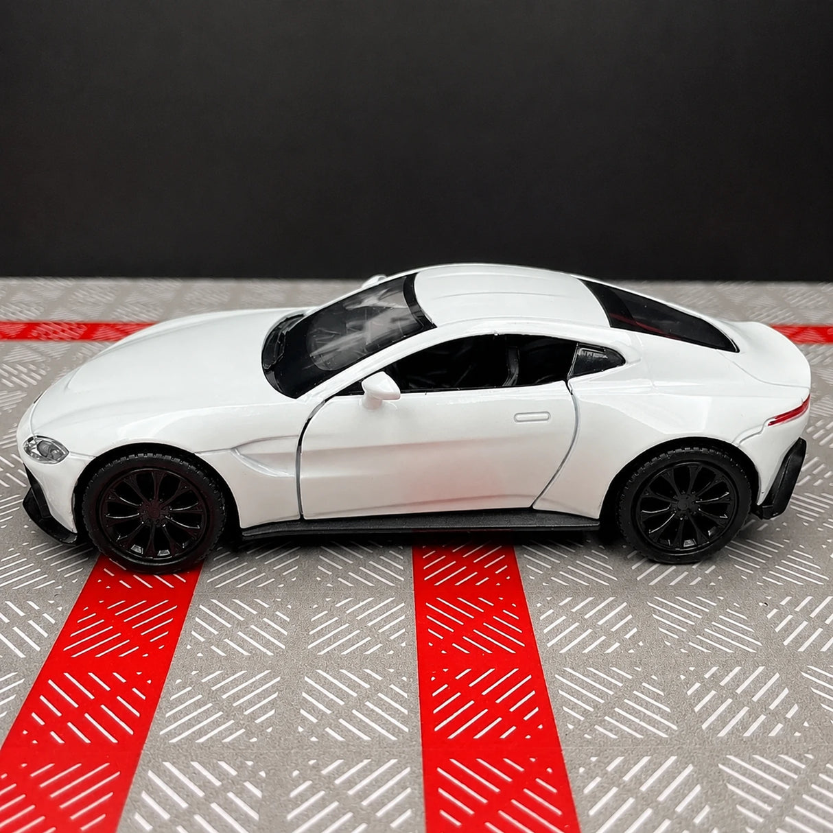 Aston Martin 2018 Vantage White 1:36 – Modelo de exhibición de fundición a presión