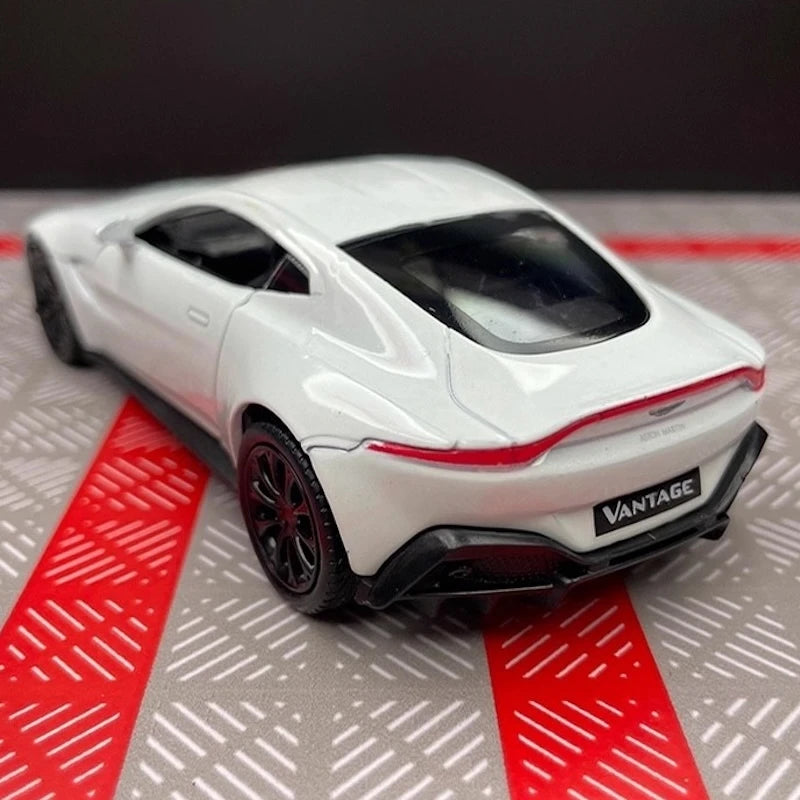 [TOY] 1:36 Aston Martin 2018 Vantage White Model Car Die-Cast