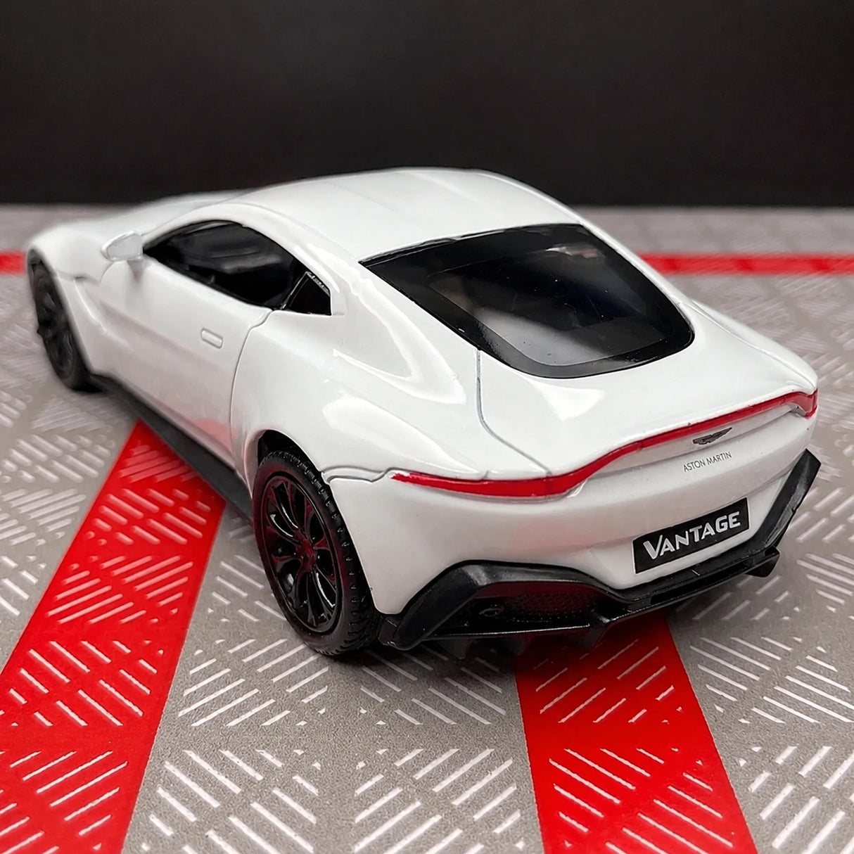 Aston Martin 2018 Vantage White 1:36 – Modelo de exhibición de fundición a presión