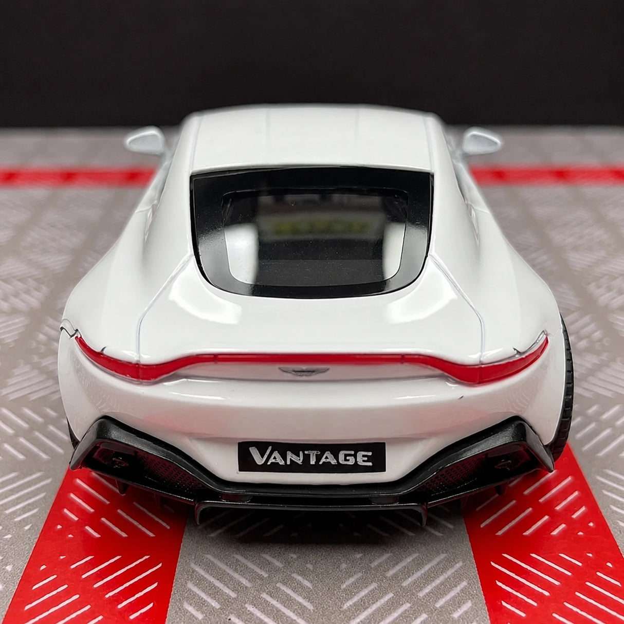 Aston Martin 2018 Vantage White 1:36 – Modelo de exhibición de fundición a presión