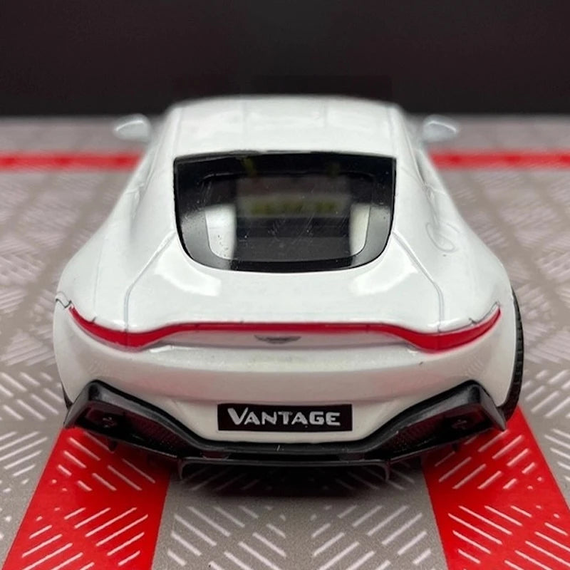 [TOY] 1:36 Aston Martin 2018 Vantage White Model Car Die-Cast