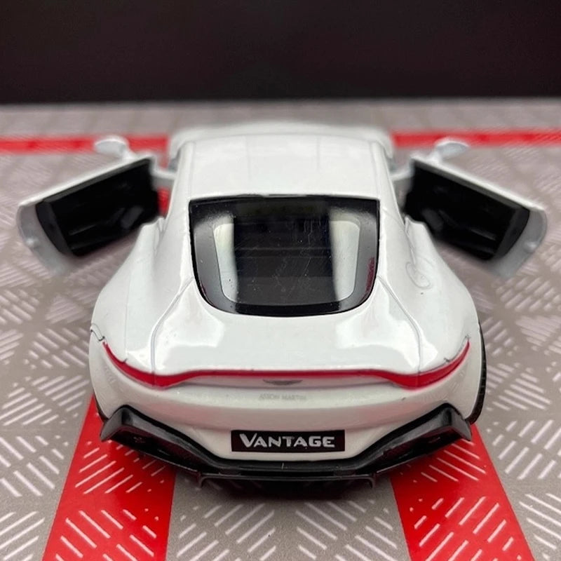[TOY] 1:36 Aston Martin 2018 Vantage White Model Car Die-Cast