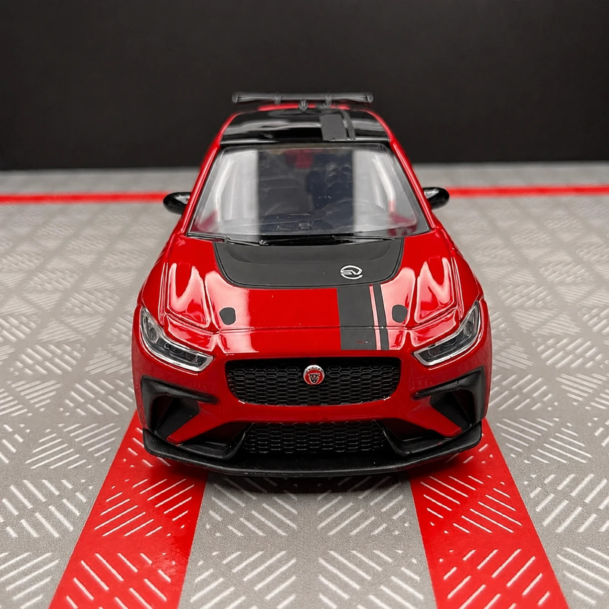 [TOY] 1:36 Jaguar 2018 I-Pace eTrophy röd modellbil Die-Cast