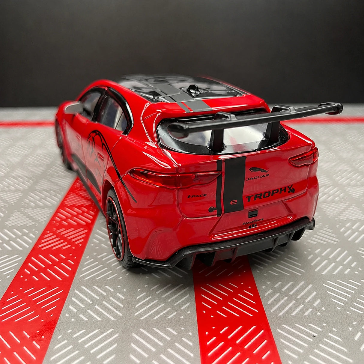 [TOY] 1:36 Jaguar 2018 I-Pace eTrophy röd modellbil Die-Cast
