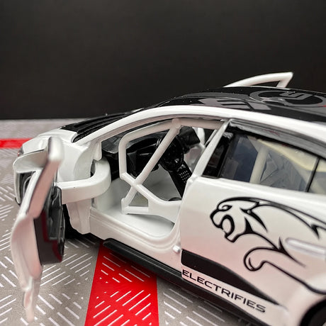[TOY] 1:36 Jaguar 2018 I-Pace eTrophy vit modellbil Die-Cast