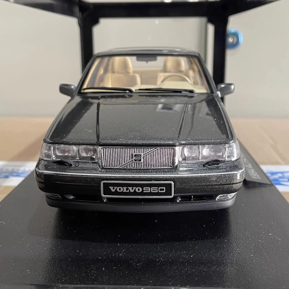 [Triple9] 1:18 Volvo 1996 960 grigio modellino di auto Die-Cast