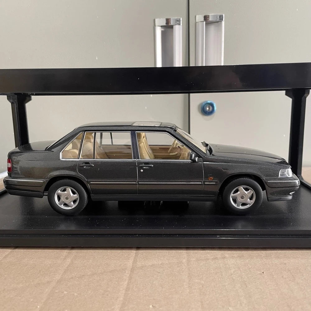 [Triple9] 1:18 Volvo 1996 960 grigio modellino di auto Die-Cast