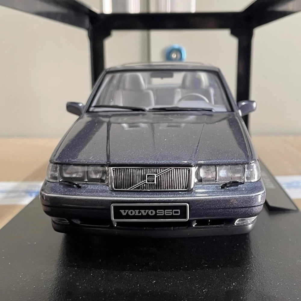 [Triple9] 1:18 Volvo 1996 960 paars modelauto Die-Cast