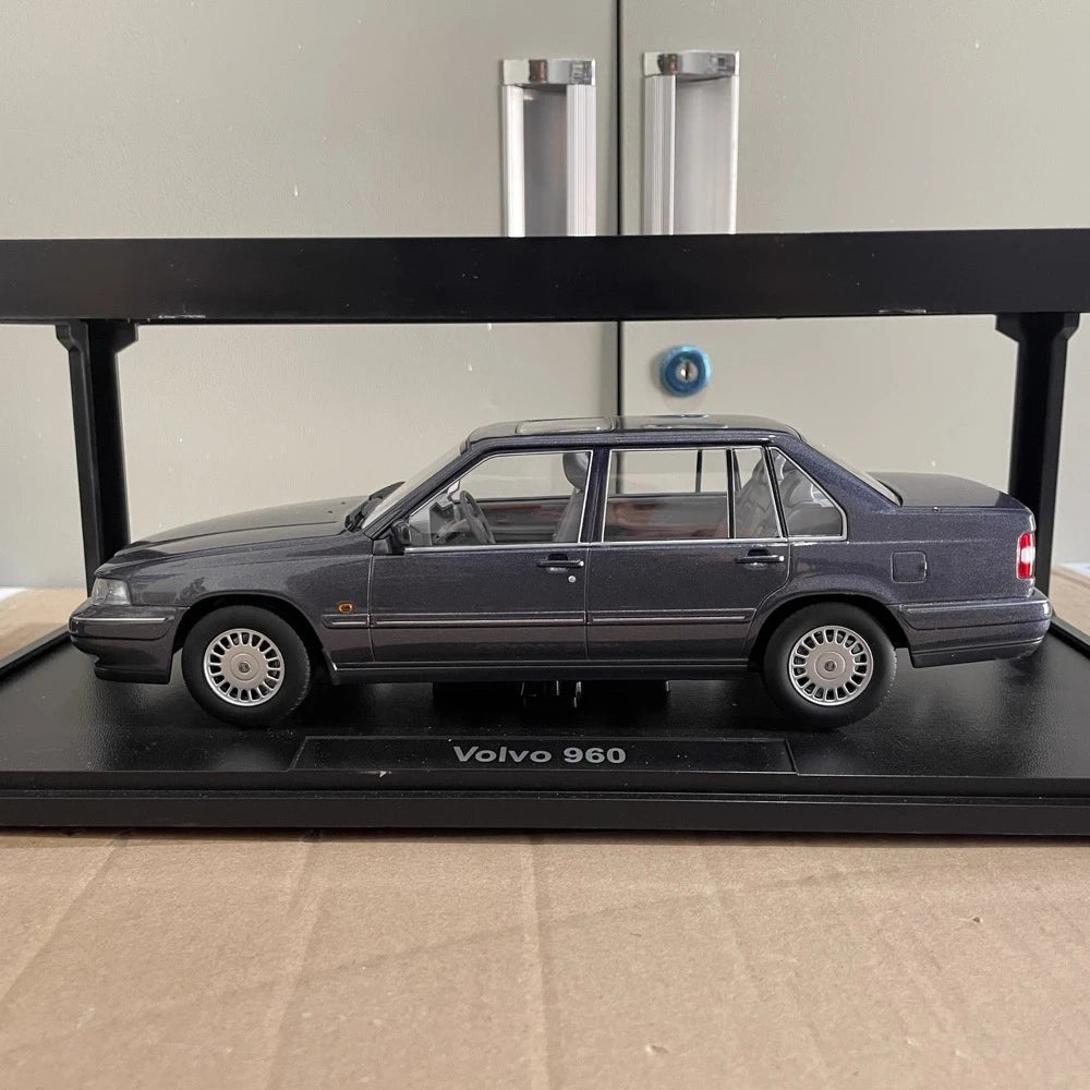 [Triple9] 1:18 Volvo 1996 960 paars modelauto Die-Cast