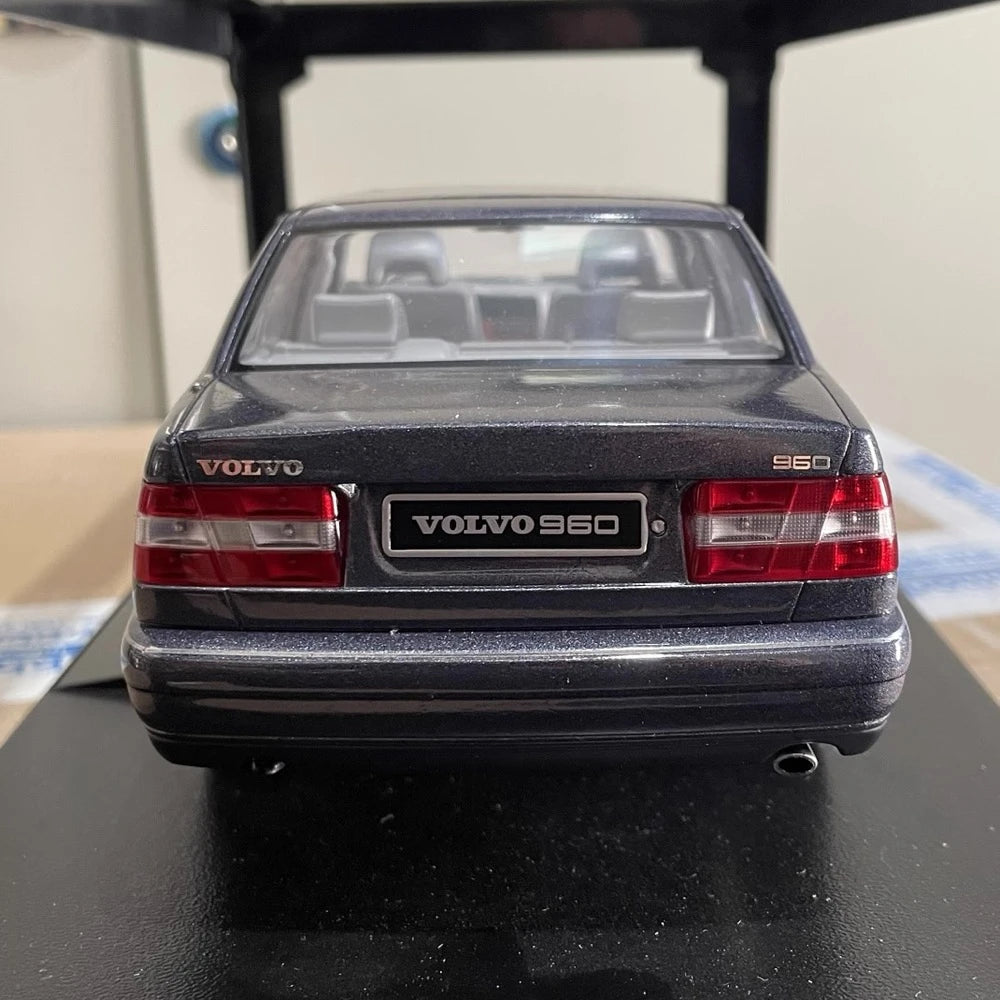 [Triple9] 1:18 Volvo 1996 960 paars modelauto Die-Cast